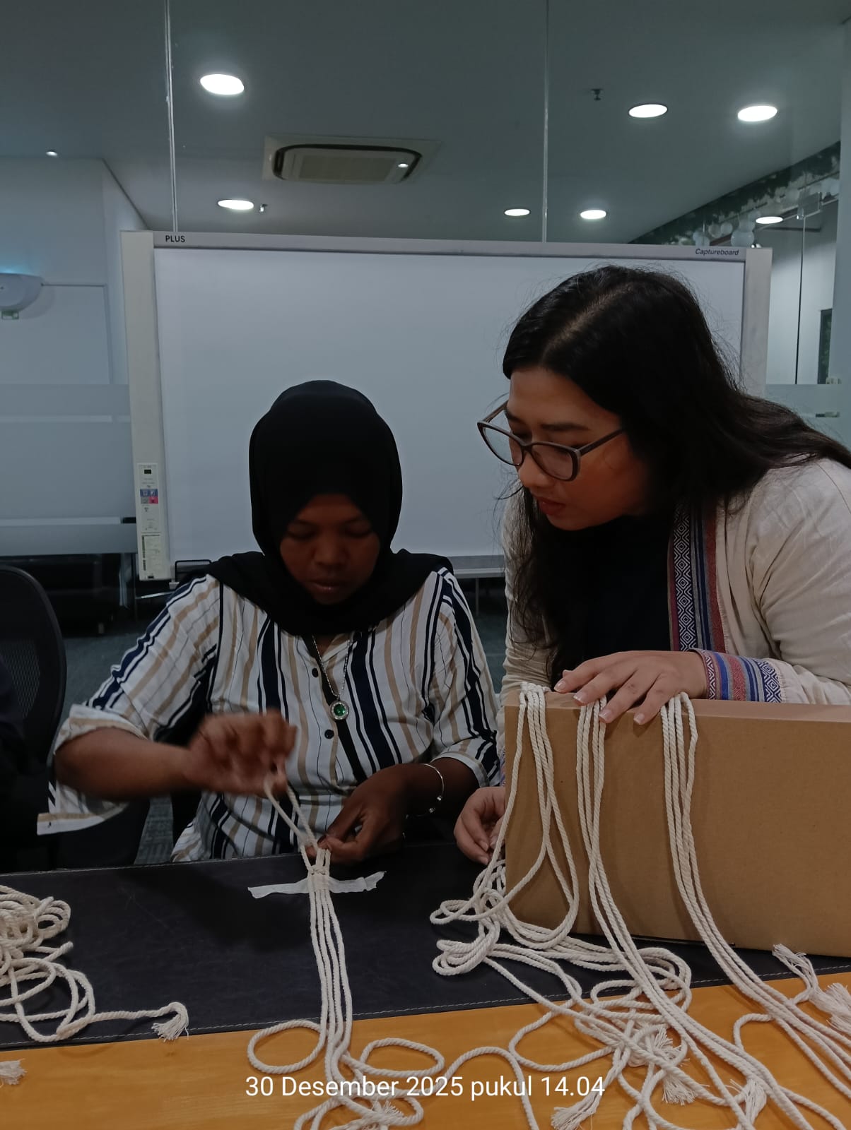 Pelatihan UMKM Souvenir Macrame